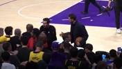 雷迪克与场边友人互动，东契奇在一旁耐心等待与其击掌😂